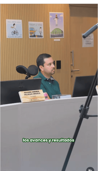 Lucas Restrepo, camisa verde, en el recinto del Concejo de Sabaneta al cierre de un periodo de sesiones.