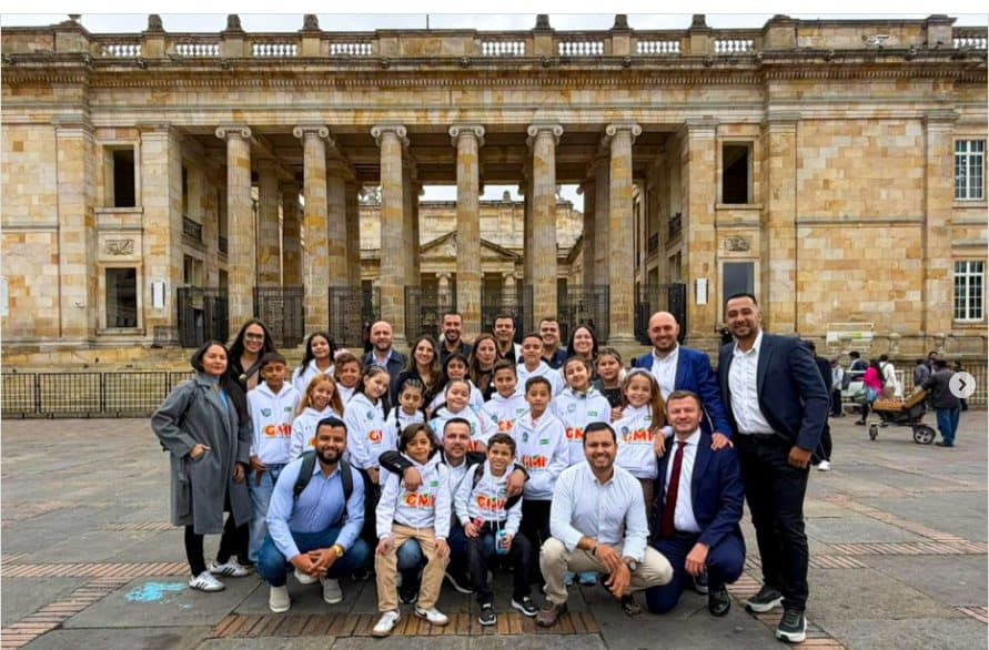 Gobierno Municipal Infantil de Sabaneta frente al Capitolio Nacional en Bogotá, con concejales y niñas y niños de camiseta blanca.