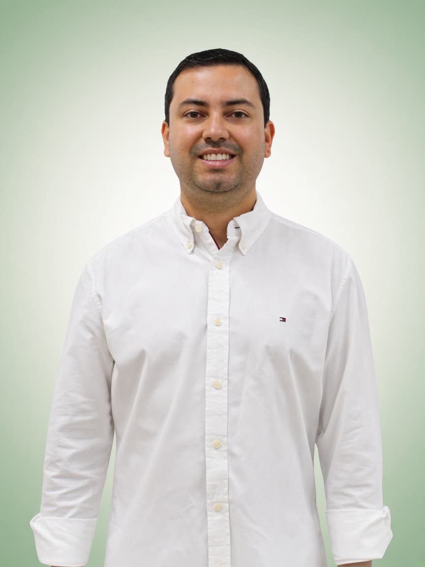 Retrato de Lucas Restrepo Jiménez, concejal de Sabaneta, con camisa blanca y sonrisa abierta